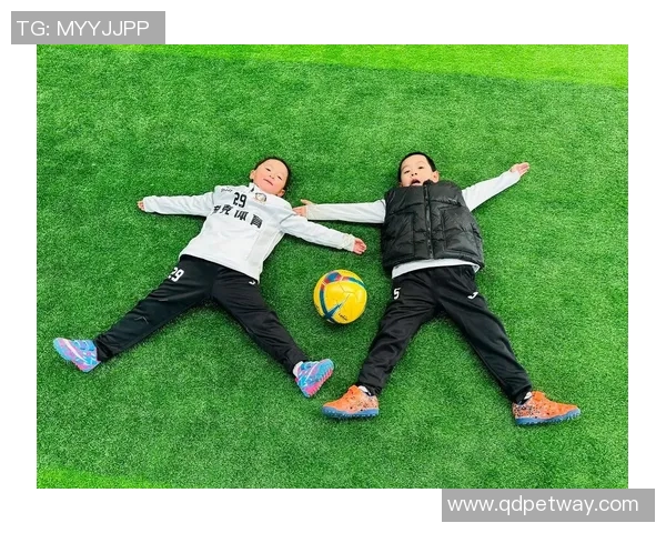 足球明星与小朋友快乐踢球共度美好时光传递运动热情与友谊