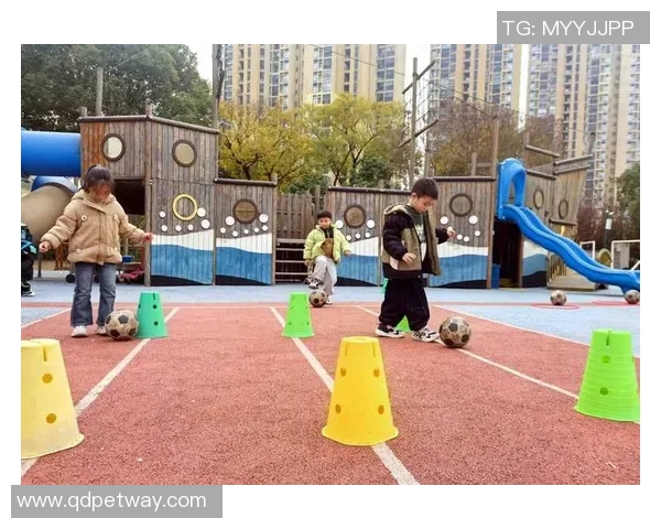 足球明星进球后精彩庆祝动作引发摔倒意外瞬间引发热议与欢笑