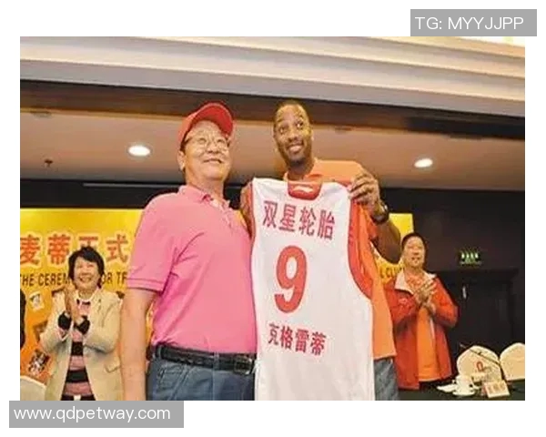 麦迪与足球明星同框合影展现运动精神与友谊的精彩瞬间