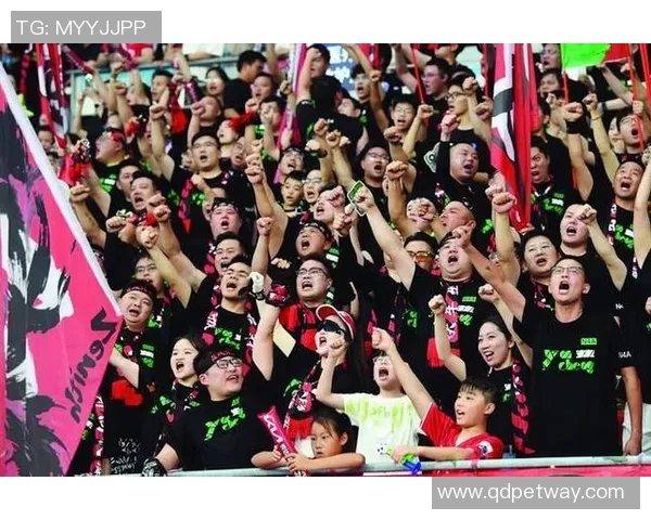 小个子足球明星展现惊人投球技巧的视频精彩瞬间回顾